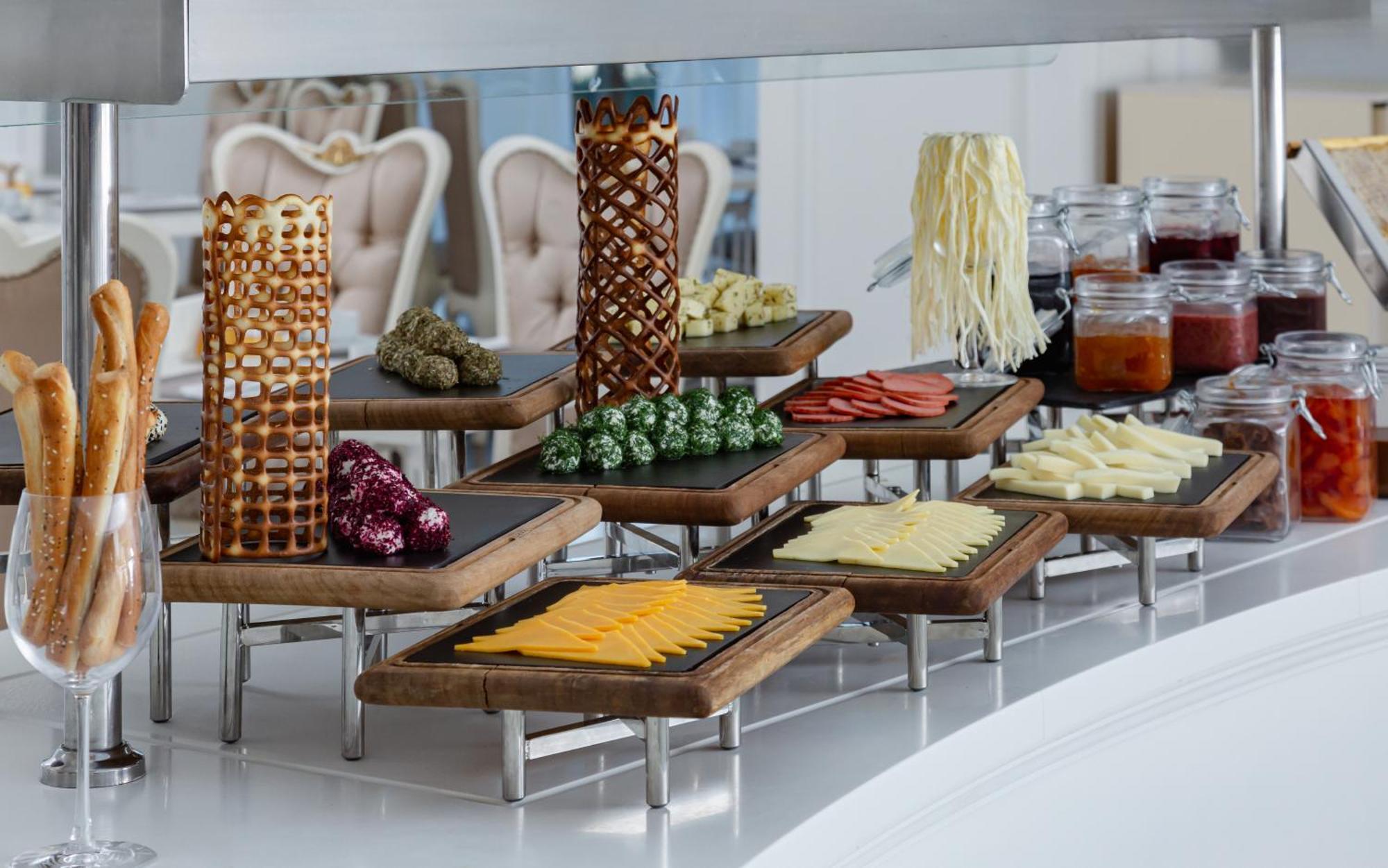 ホテル サマキー パレス シャラジル Seredil エクステリア 写真 A cheese platter
