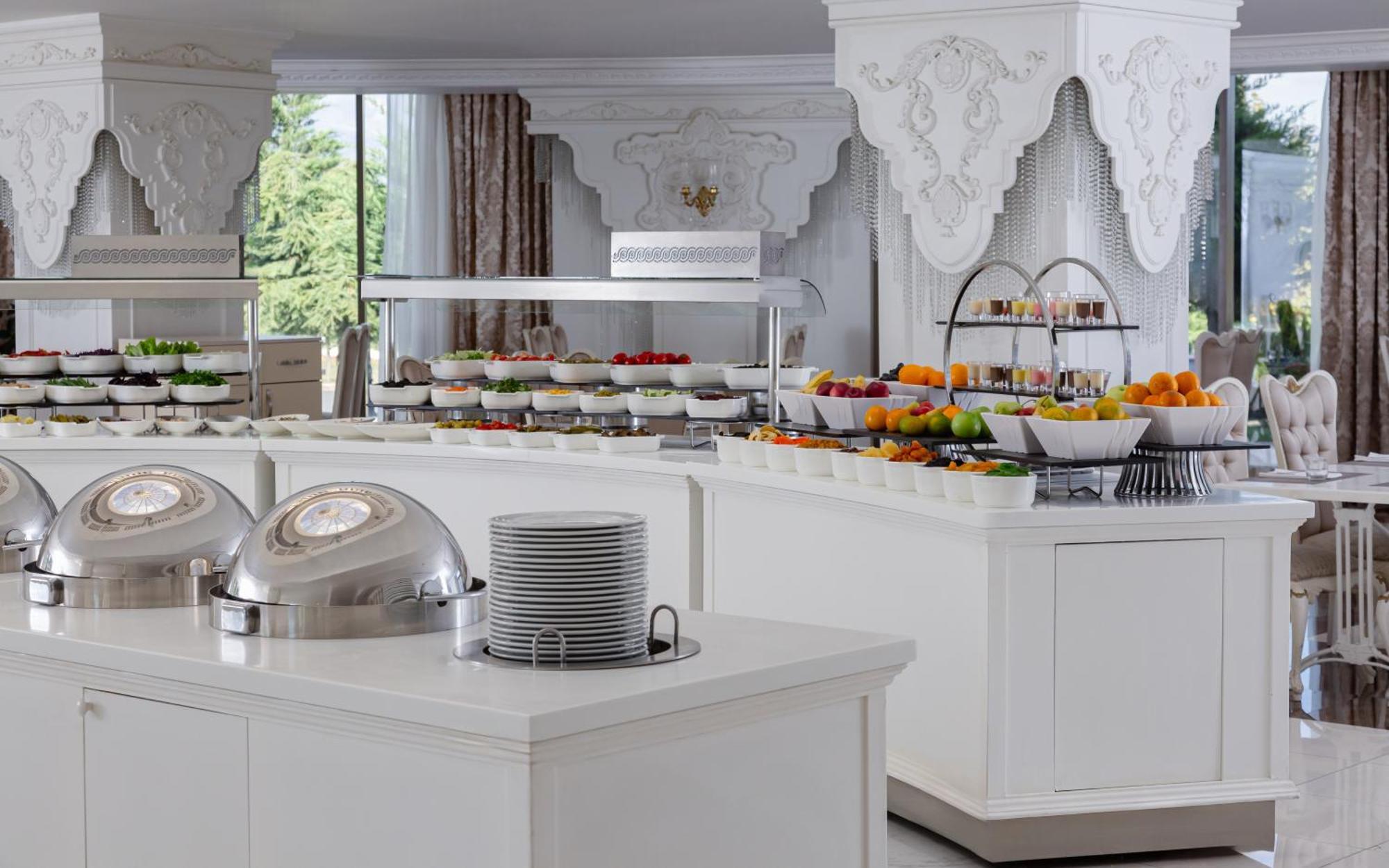 ホテル サマキー パレス シャラジル Seredil エクステリア 写真 A buffet at a hotel