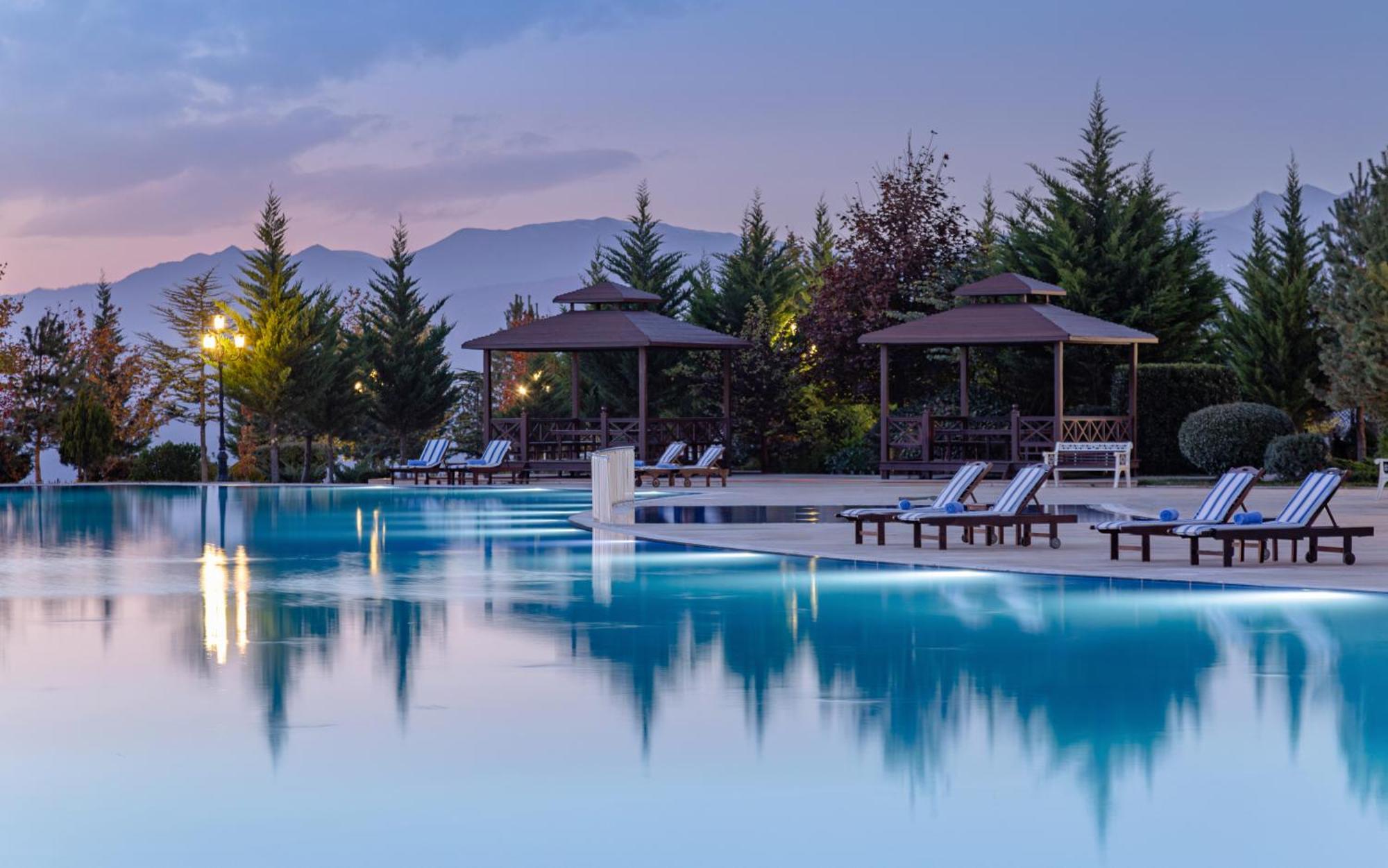 ホテル サマキー パレス シャラジル Seredil エクステリア 写真 The swimming pool at the hotel