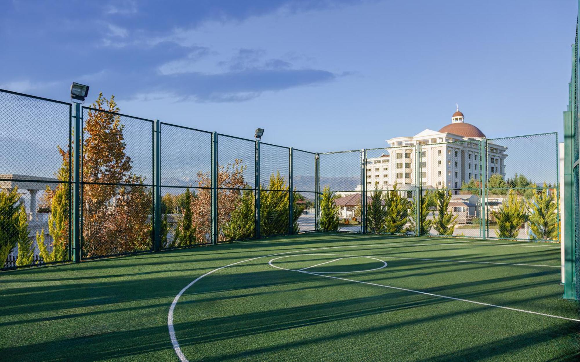 ホテル サマキー パレス シャラジル Seredil エクステリア 写真 Tennis courts at the resort