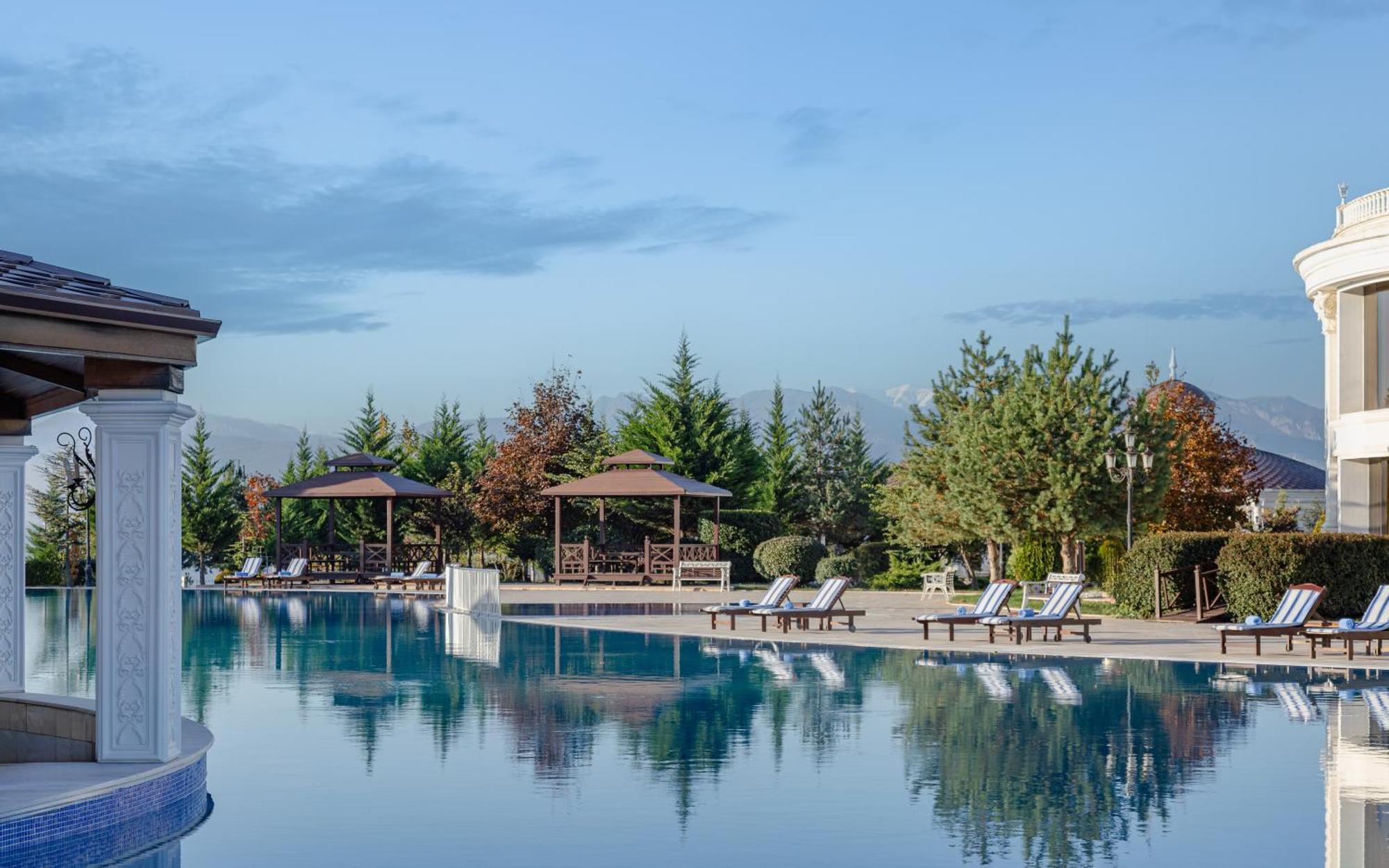 ホテル サマキー パレス シャラジル Seredil エクステリア 写真 The swimming pool at the hotel