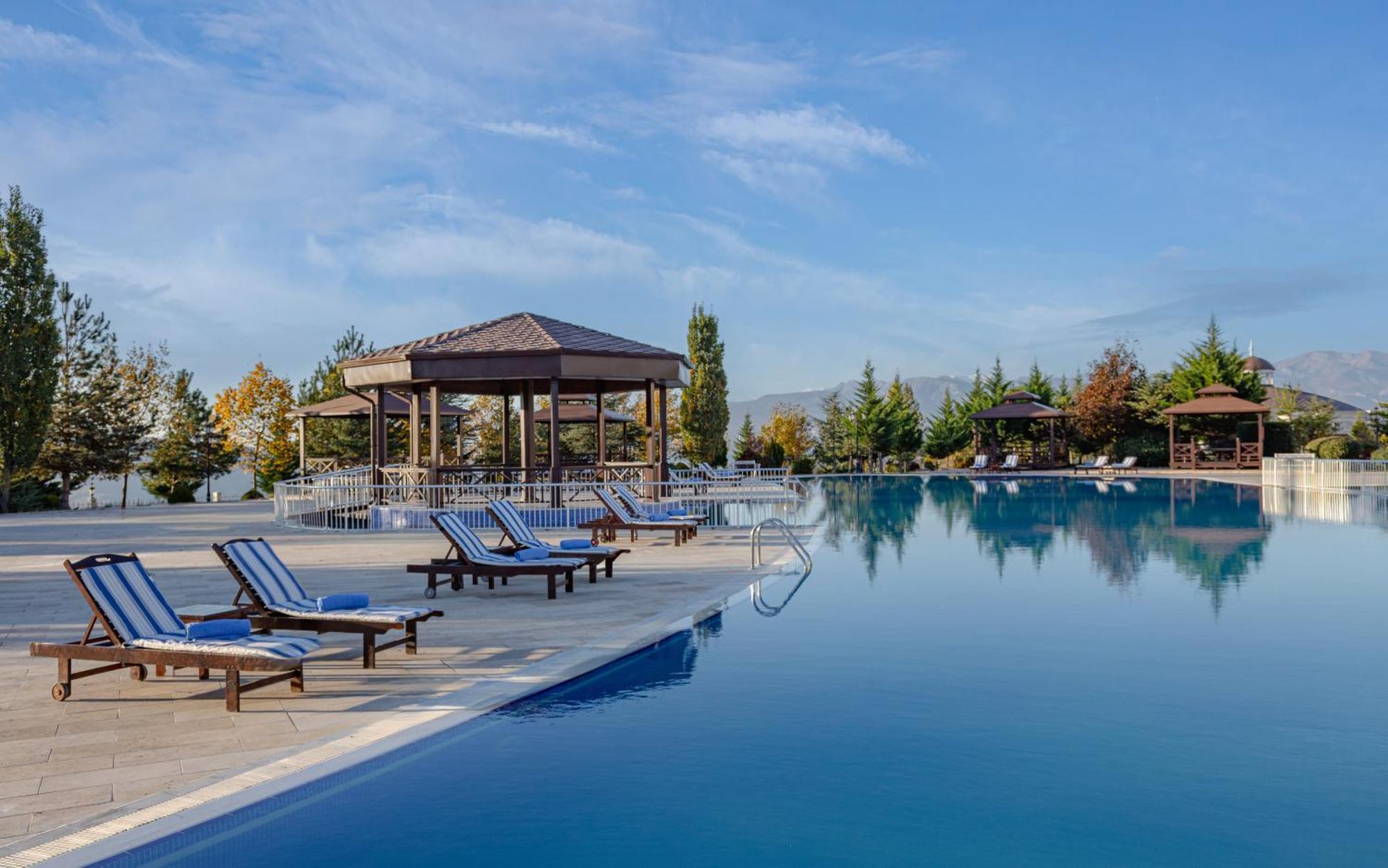 ホテル サマキー パレス シャラジル Seredil エクステリア 写真 The swimming pool at the hotel