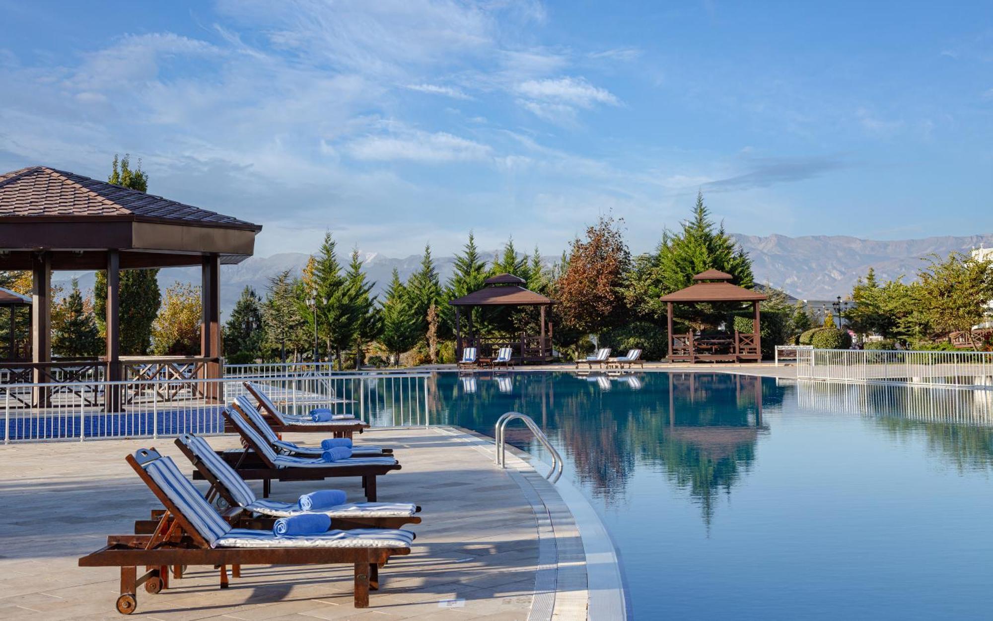 ホテル サマキー パレス シャラジル Seredil エクステリア 写真 The swimming pool at the hotel
