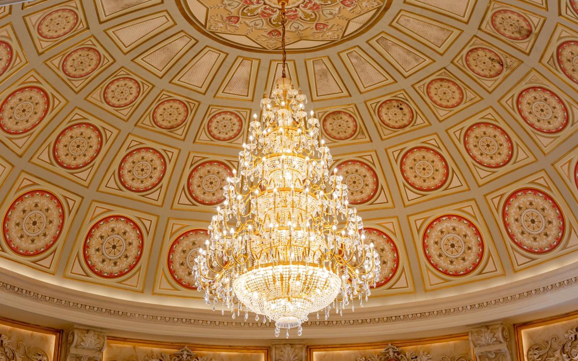 ホテル サマキー パレス シャラジル Seredil エクステリア 写真 The ceiling of the ballroom