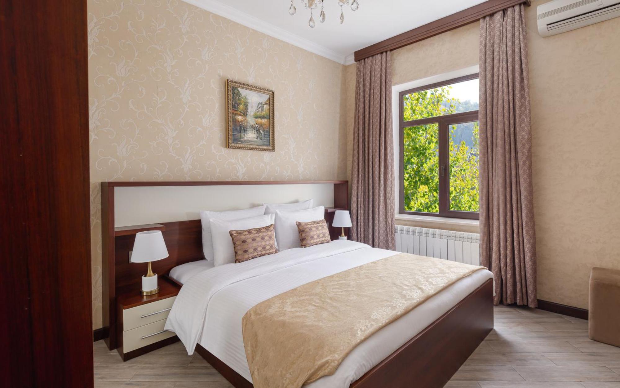 ホテル サマキー パレス シャラジル Seredil エクステリア 写真 A bedroom in the hotel